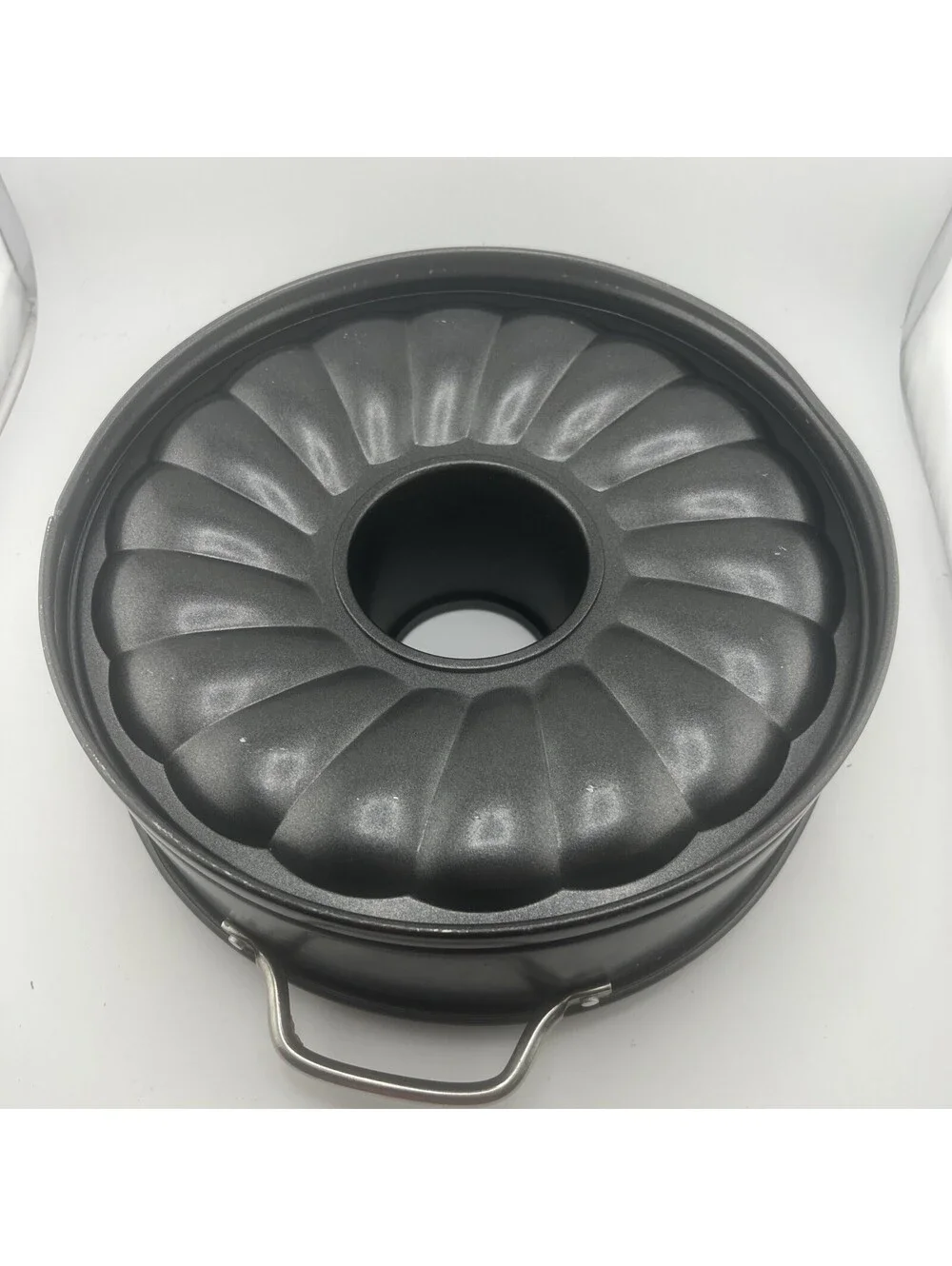 The Pampered Chef 9.5 Inch Nonstick Springform  Bundt Pan Complete PA Scallopped